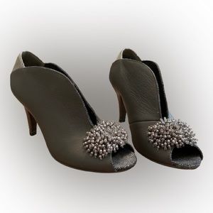 ANTHRO Poetic License Baby Cakes Gray Deep V front Peep Toe Pumps Sz 37